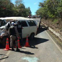 Van com funcionários de fábrica de fogos capota e deixa um morto na MG-429 - CBMMG