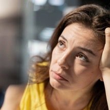 Menopausa: por que a pele perde firmeza e o cabelo afina? - DC Studio/magnific