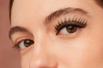 Extensão de cílios pode favorecer ácaros e causar problemas nos olhos