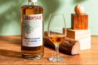 Dia da Cachaça: destilaria mineira explora madeiras brasileiras 