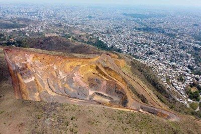 Exploração contestada na Serra do Curral, em BH, que foi alvo da Operação Rejeito, da Polícia Federal: concorrentes apresentam projetos para fiscalização -  (crédito: Leandro Couri/EM/D.A Press – 18/9/2025)