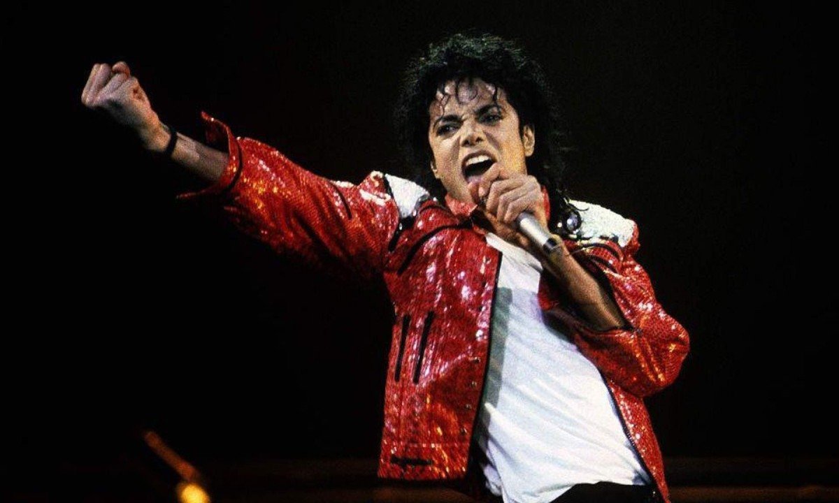 Madonna se apresenta durante a turnê <em>The Virgin Tour</em>, em Minnesota, nos Estados Unidos, em maio de 1985, usando um vestido brilhante com referências religiosas - (crédito: Jim Steinfeldt/Michael Ochs Archives/Getty Images)