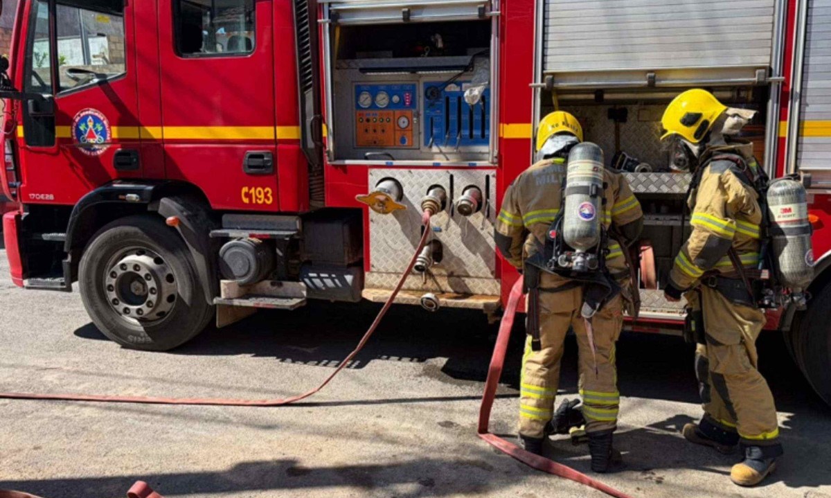 Depois da conclusão dos trabalhos dos bombeiros, o imóvel ficou sob responsabilidade do morador - (crédito: Corpo de Bombeiros/Divulgação)