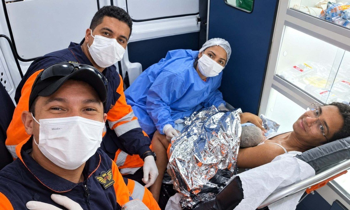 Bebê nasce dentro do Resgate da Nova 381 durante atendimento na rodovia - (crédito: Nova 381/Reprodução)