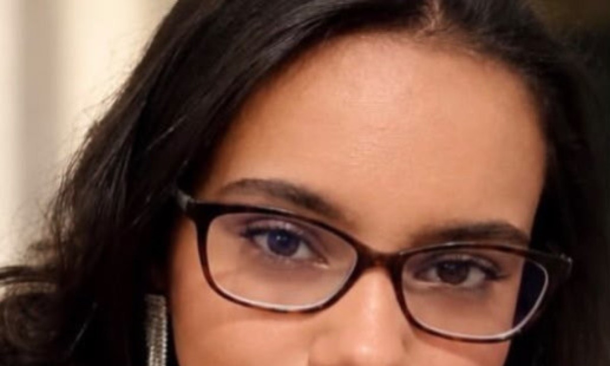 A jovem apresentava diversas lesões no rosto, além de grande quantidade de sangue no chão - (crédito: Reprodução/Redes Sociais)