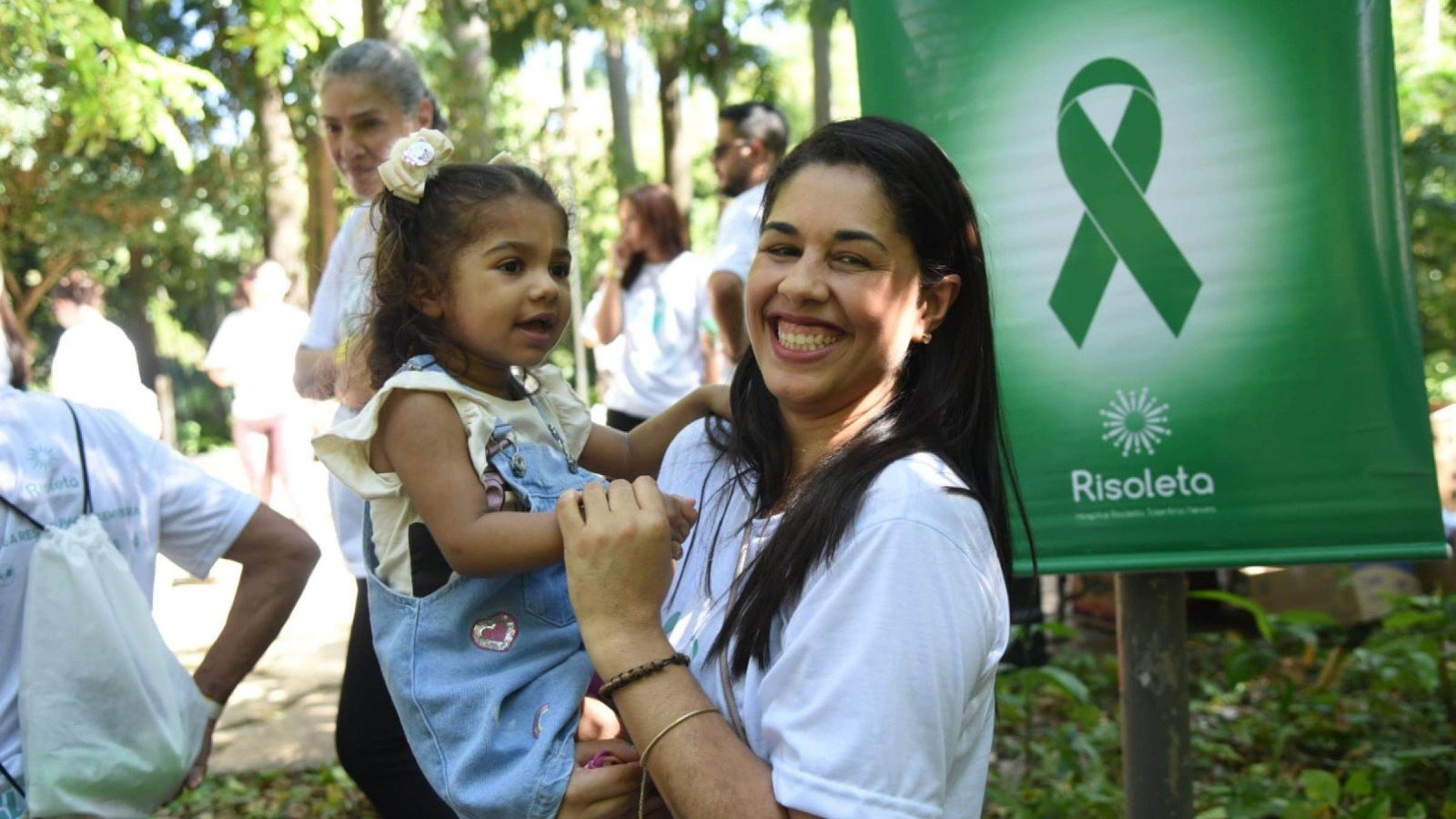 A enfermeira Rochane Lopes, 34 anos, com a filha Aurora que recebeu transplante de cora&ccedil;&atilde;o com 8 meses de idade