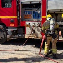 MG: incêndio atinge parte superior de casa e provoca desabamento de telhado - Corpo de Bombeiros/Divulgação