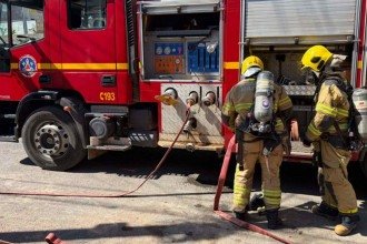 MG: incêndio atinge parte superior de casa e provoca desabamento de telhado