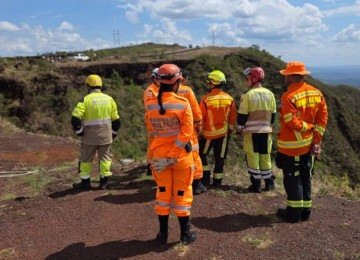 Irmão do homem desaparecido localizou o carro da vítima, que havia se acidentado no local -  (crédito: Corpo de Bombeiros/Divulgação)