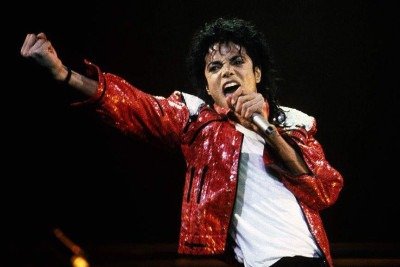 Madonna se apresenta durante a turnê <em>The Virgin Tour</em>, em Minnesota, nos Estados Unidos, em maio de 1985, usando um vestido brilhante com referências religiosas -  (crédito: Jim Steinfeldt/Michael Ochs Archives/Getty Images)