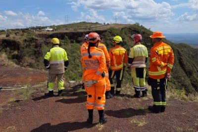 Irmão do homem desaparecido localizou o carro da vítima, que havia se acidentado no local -  (crédito: Corpo de Bombeiros/Divulgação)