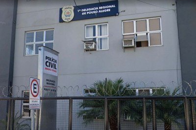 Os cinco foram presos. Durante a ação, os policiais apreenderam celulares, R$ 200 que pertenciam à vítima e outros R$ 607 encontrados na casa da mulher -  (crédito: Reprodução/Google Street View)