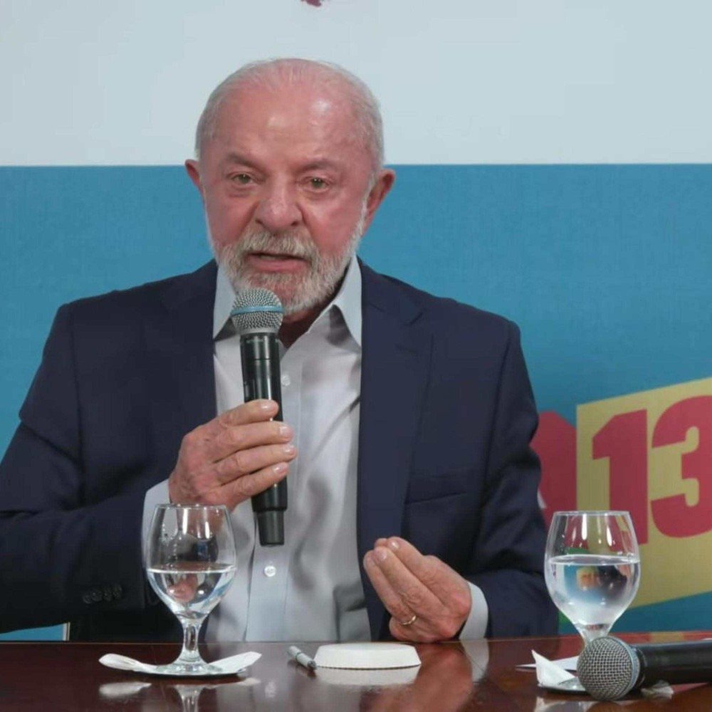 Em live, Lula pede campanha de "verdade absoluta" contra "mentira absoluta"