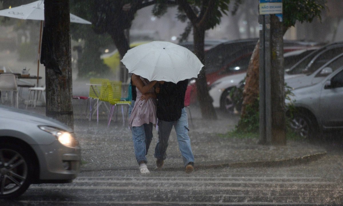 BH e região tem chuva forte na noite desse domingo - (crédito: Tulio Santos/EM/D.A. Press)