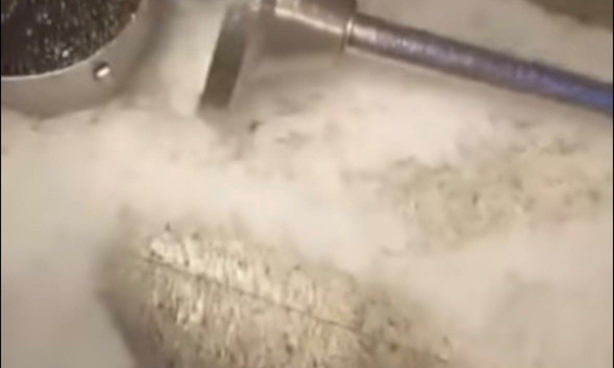 Em Nova Lima o granizo chegou a cobriu o chão de um condomínio - (crédito: Redes Sociais)