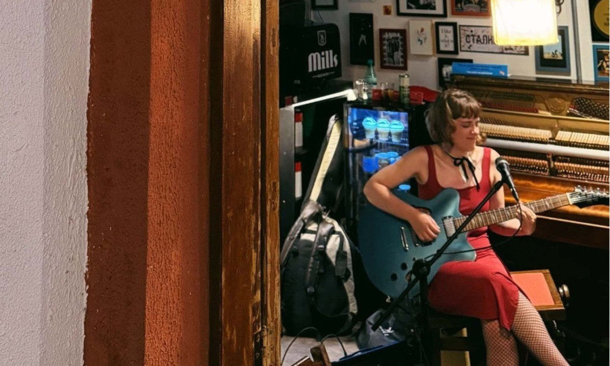 O bar A Porca Voadora já teve apresentação da cantora, compositora e instrumentista Isaddora O bar A Porca Voadora já teve apresentação da cantora, compositora e instrumentista Isaddora
