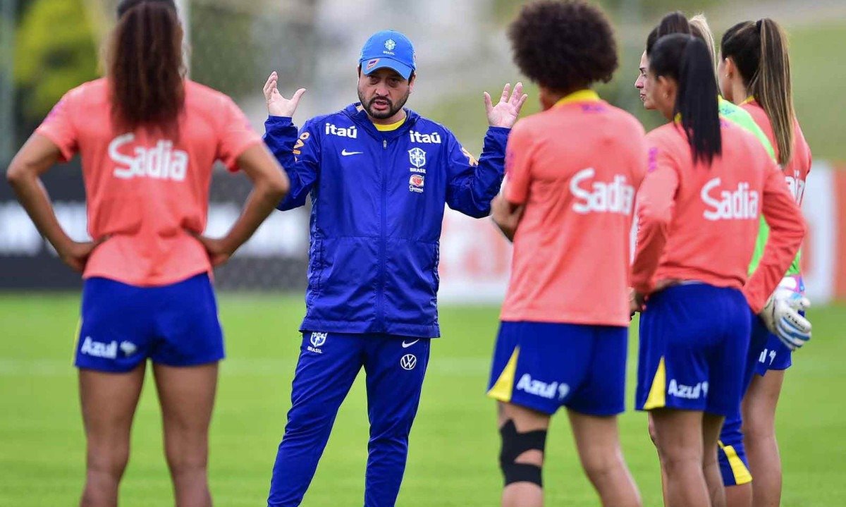 O técnico Arthur Elias prepara a Seleção Brasileira para tentar a conquista em casa do inédito título mundial -  (crédito: STAFF IMAGES/CBF)
