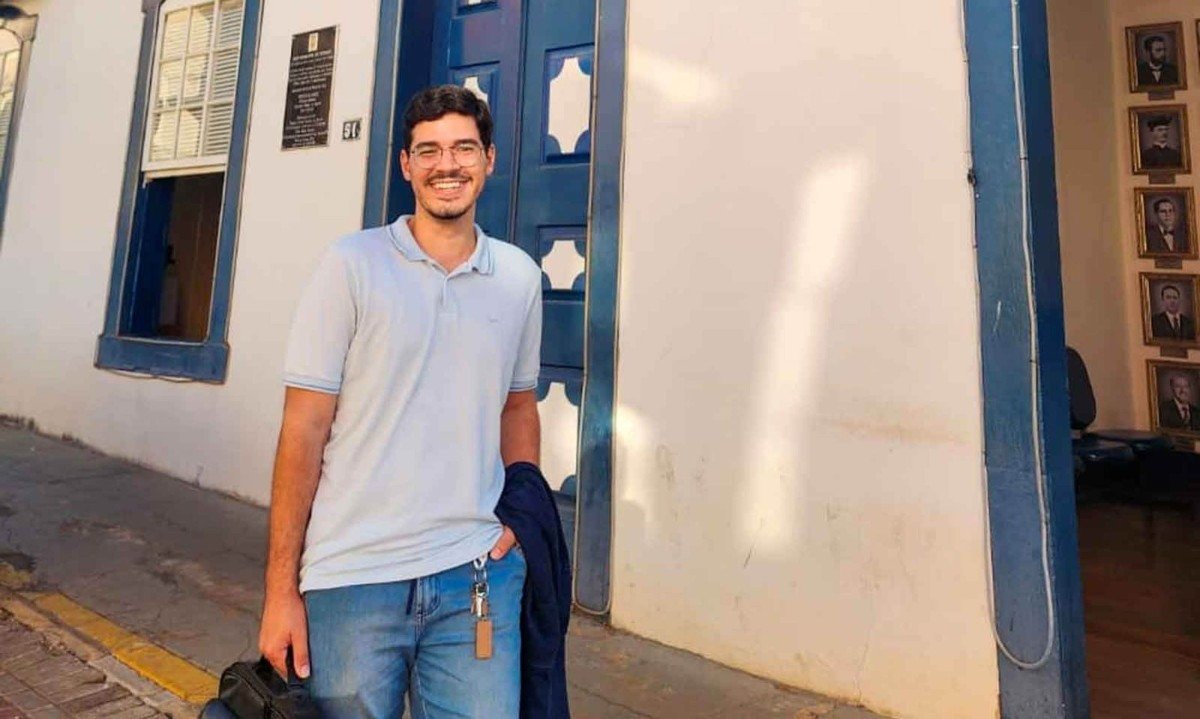 Israel Almeida, pesquisador do Instituto Histórico de Pitangui, diante do casarão onde morou o Padre Belchior, que atualmente é a sede da prefeitura local: "As palavras do Padre Belchior soaram como sinos de uma catedral na mente do príncipe regente"
- (crédito: Daniela Fiama Costa/Divulgação)