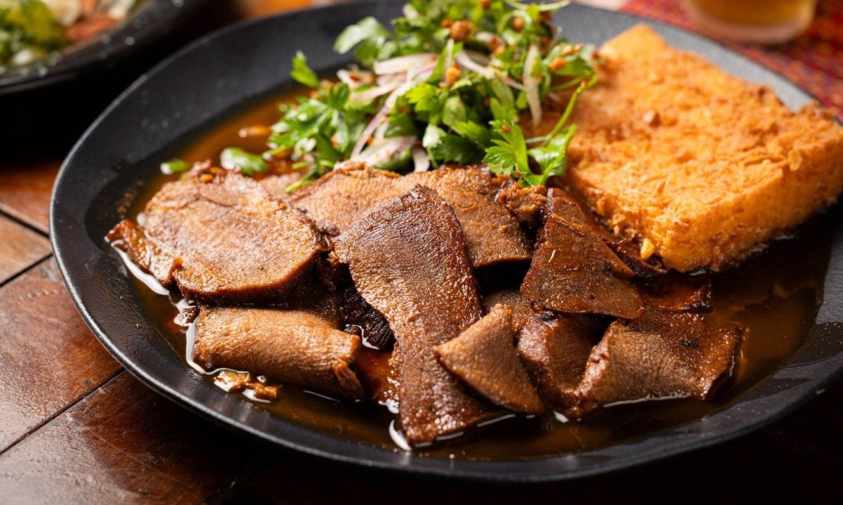 A música convida para conhecer a gastronomia do A Porca Voadora, que surpreende com a língua de boi com pamonha frita A música convida para conhecer a gastronomia do A Porca Voadora, que surpreende com a língua de boi com pamonha frita
