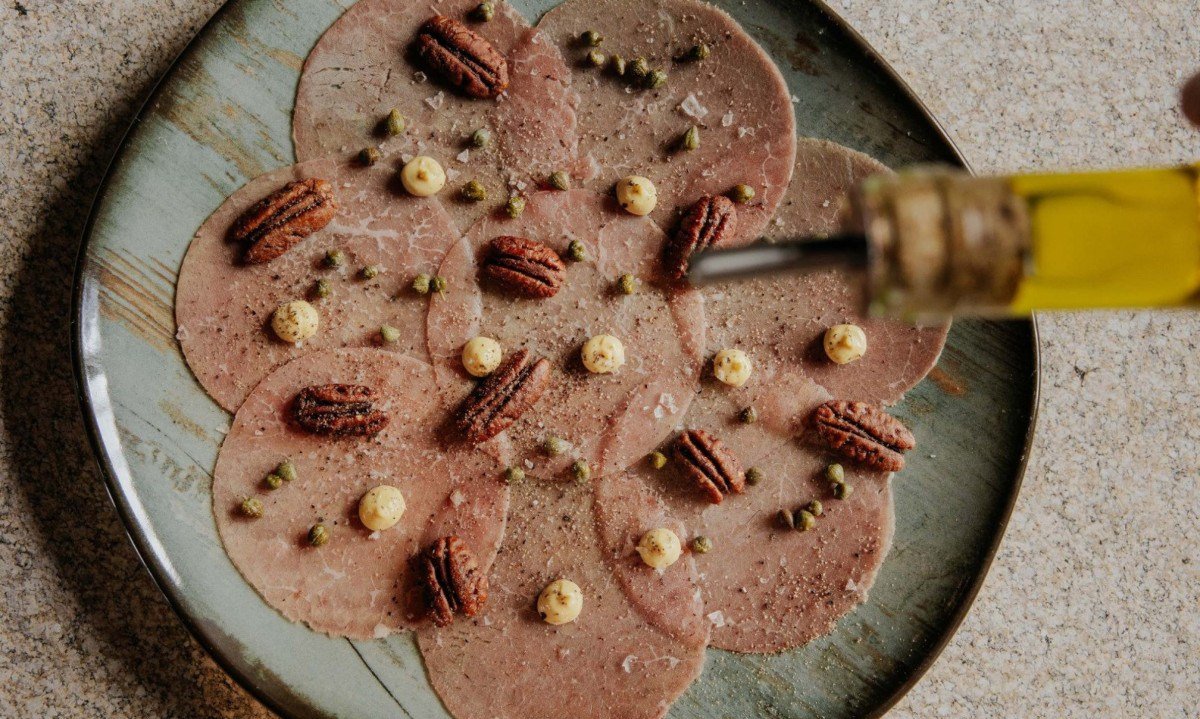 Carpaccio com alcaparras, noz pecã caramelada, mostarda, azeite e parmesão: itens para compartilhar são requisitados nas noites de jazz do Lagar Carpaccio com alcaparras, noz pecã caramelada, mostarda, azeite e parmesão: itens para compartilhar são requisitados nas noites de jazz do Lagar