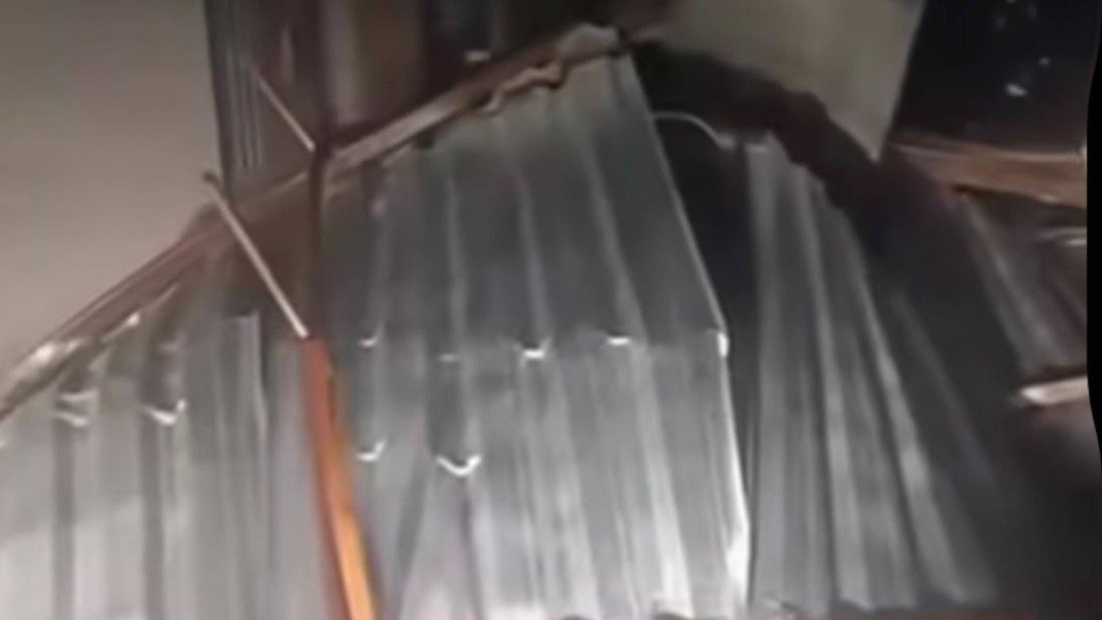 Temporal arranca telhado de escola e causa estragos no Barreiro, em BH
