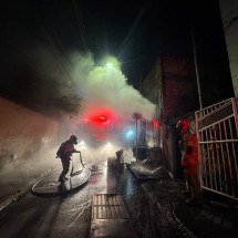 Mulher põe fogo em casa com idosa e criança dentro e foge em BH - Corpo de Bombeiros/Reprodução
