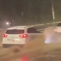 Granizo e alagamento deixam carros ilhados na MG-030, em Nova Lima - Reprodução/Redes Sociais 