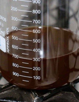 A extra&ccedil;&atilde;o do &oacute;leo a partir do gr&atilde;o do caf&eacute; verde (cru) j&aacute; &eacute; feita por meio de prensa mec&acirc;nica, sem o uso de solventes qu&iacute;micos, obtendo o produto sem impacto &agrave; sa&uacute;de humana