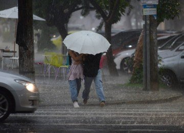 BH e região tem chuva forte na noite desse domingo -  (crédito: Tulio Santos/EM/D.A. Press)