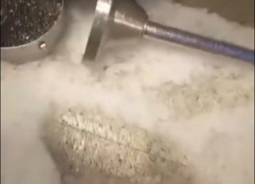 Em Nova Lima o granizo chegou a cobriu o chão de um condomínio -  (crédito: Redes Sociais)