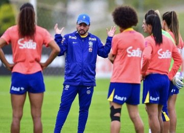 O técnico Arthur Elias prepara a Seleção Brasileira para tentar a conquista em casa do inédito título mundial -  (crédito: STAFF IMAGES/CBF)