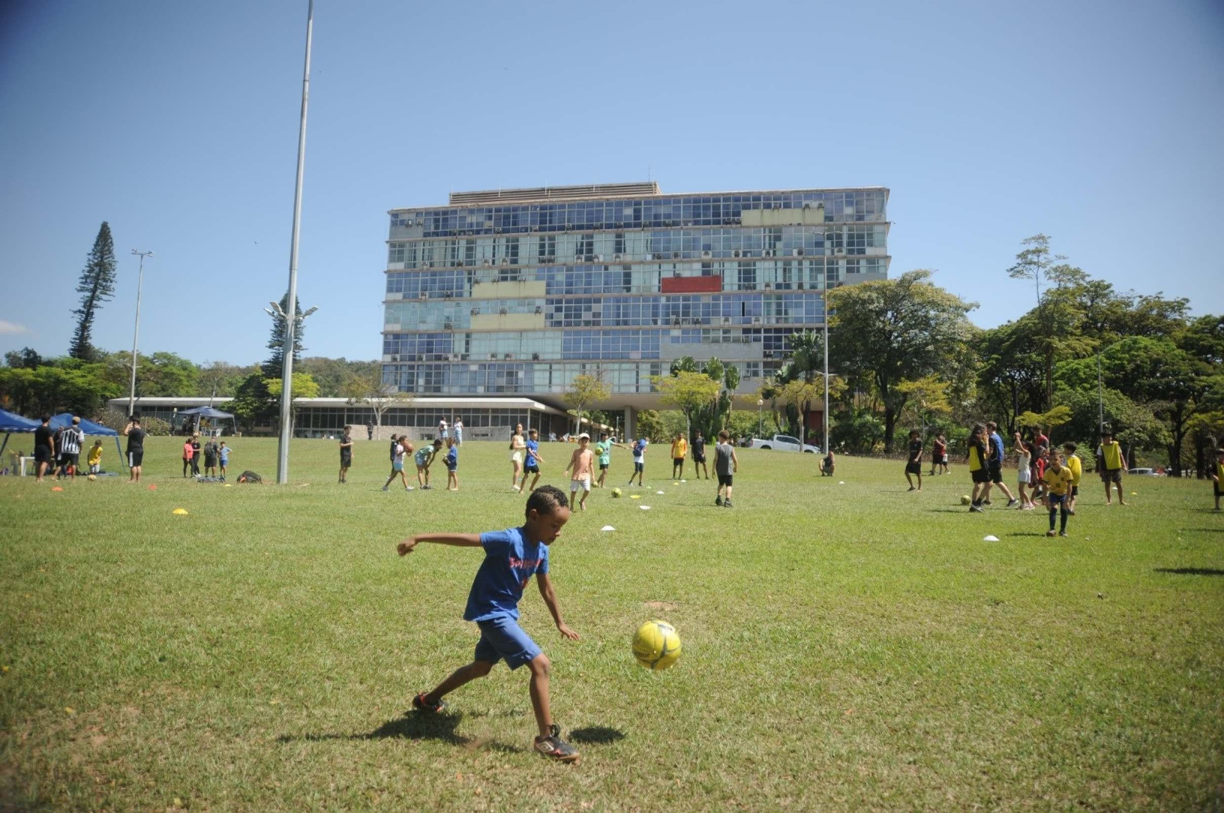 UFMG comemora com bolo de anivers&aacute;rio, distribu&iacute;do aos visitantes 