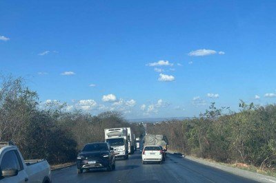 Motoristas enfrentam longas filas na BR 251 por causa de interrupções no tráfego para execuçao de obras previstas em contrato de concessão da rodovia -  (crédito: Luiz Ribeiro/DA Press)