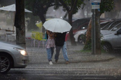 BH e região tem chuva forte na noite desse domingo -  (crédito: Tulio Santos/EM/D.A. Press)