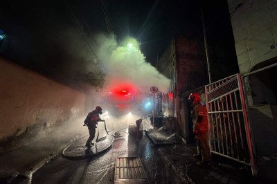Idosa e criança escapam de casa incendiada no Madre Gertrudes, em BH -  (crédito: Corpo de Bombeiros/Reprodução)