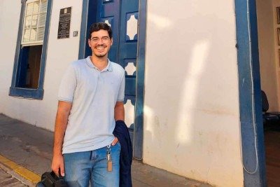 Israel Almeida, pesquisador do Instituto Histórico de Pitangui, diante do casarão onde morou o Padre Belchior, que atualmente é a sede da prefeitura local: 'As palavras do Padre Belchior soaram como sinos de uma catedral na mente do príncipe regente'
 -  (crédito: Daniela Fiama Costa/Divulgação)
