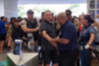Suspeito foi conduzido por policiais até a viatura após ser detido por suspeita de importunação sexual dentro de clube  -  (crédito: Reprodução/Redes Sociais)