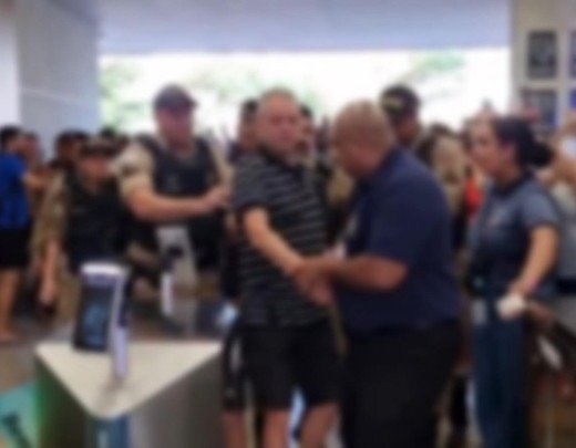 Suspeito foi conduzido por policiais até a viatura após ser detido por suspeita de importunação sexual dentro de clube - (crédito: Reprodução/Redes Sociais) Suspeito foi conduzido por policiais até a viatura após ser detido por suspeita de importunação sexual dentro de clube - (crédito: Reprodução/Redes Sociais)