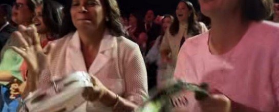 Michelle Bolsonaro  dança e toca pandeiro em conferência evangélica -  (crédito: Redes sociais)