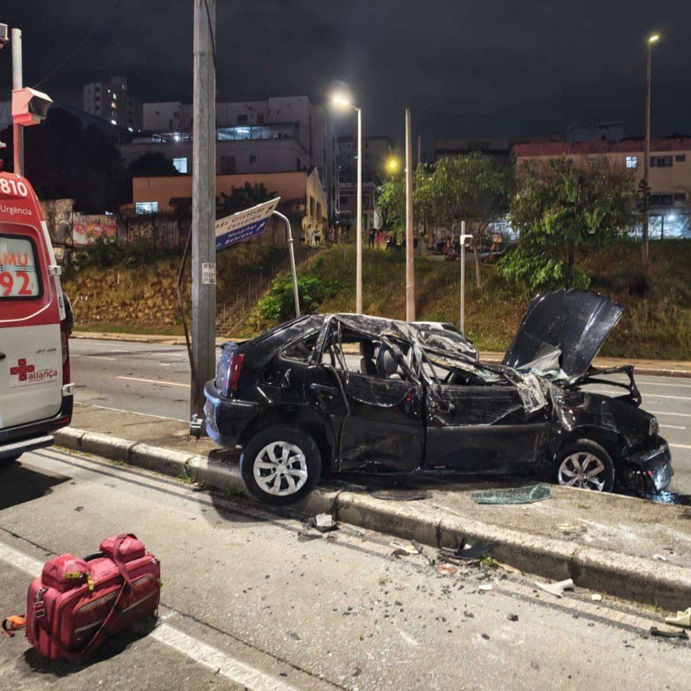 Mãe e filha ficam feridas em capotamento em avenida de Belo Horizonte