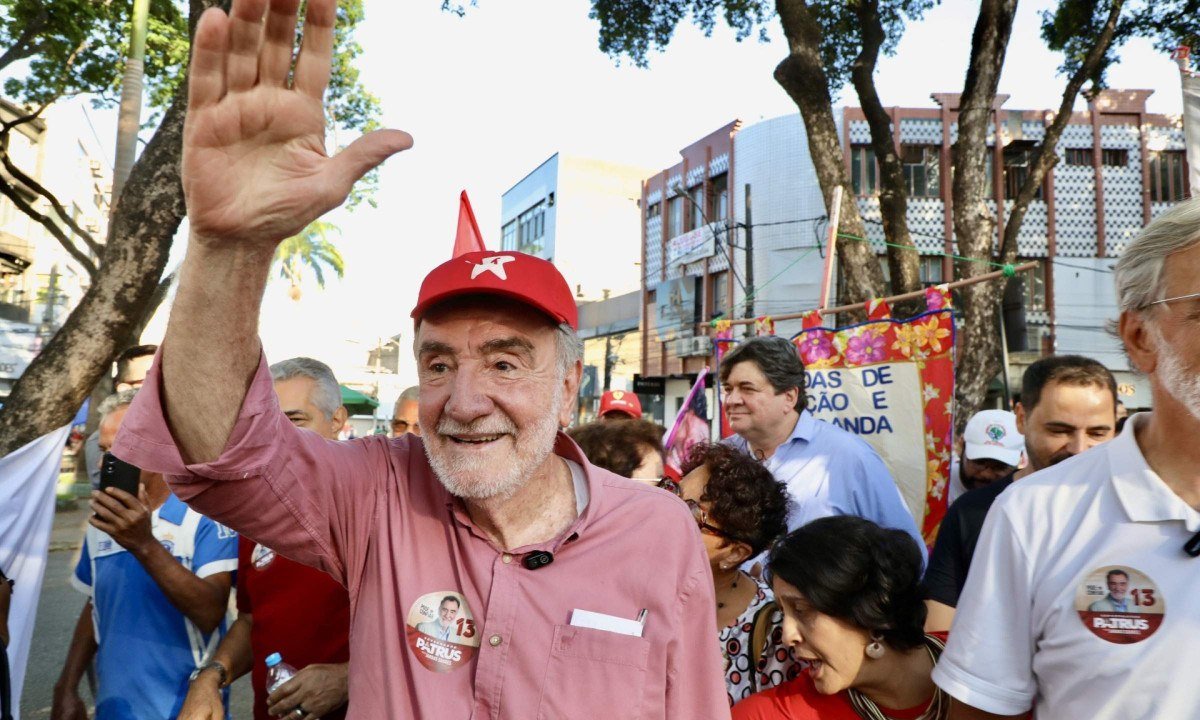 Patrus Ananias caminhou com apoiadores no Centro de Ipatinga - (crédito: Campanha Patrus)