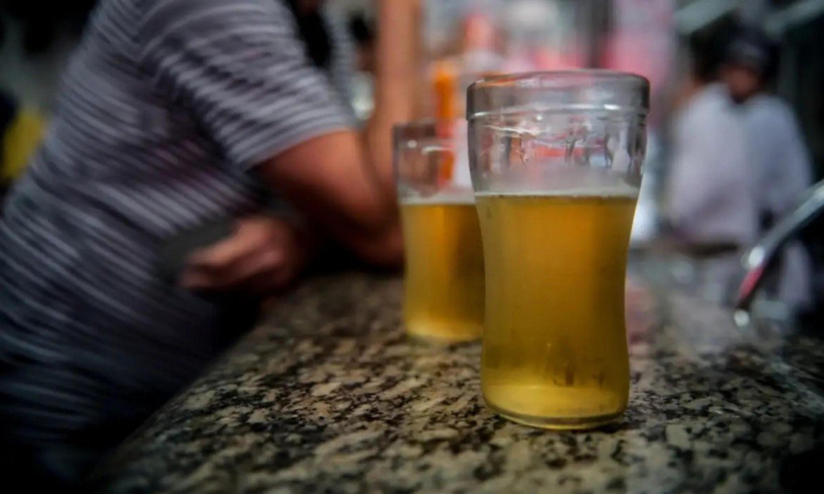 Ingerir bebidas adulteradas também é fator de risco alto - (crédito: Marcelo Camargo/Agência Brasil)