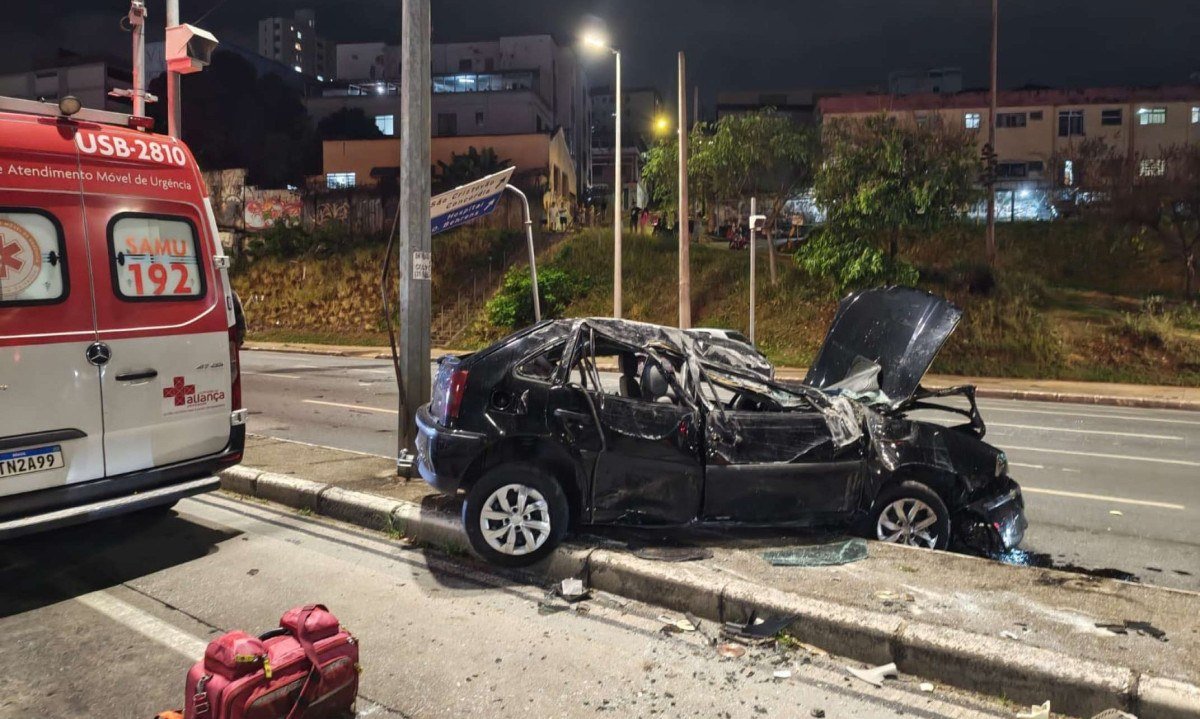 Carro capota em avenida de BH e deixa mãe e filha feridas - (crédito: CBMMG/Divulgação)