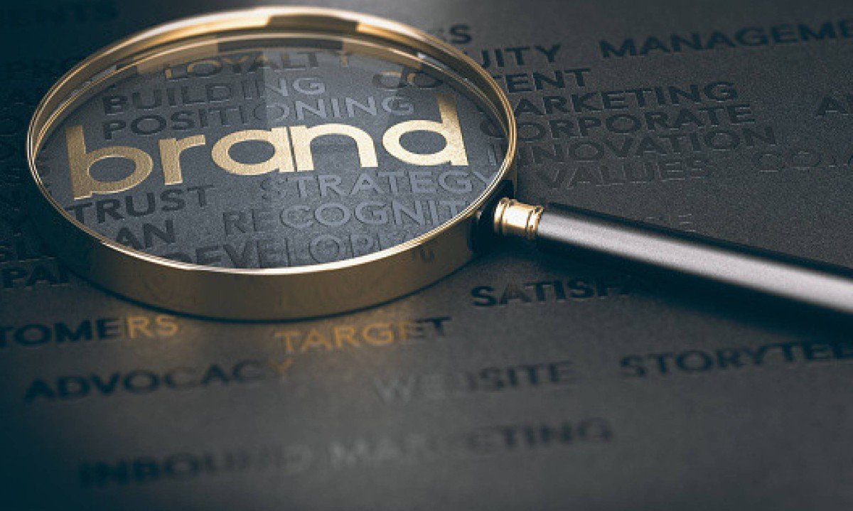 Brand marketing and management, branding or rebranding concept. 3d illustration of a magnifying glass over golden and black words.
- (crédito: Getty Images/iStockphoto)