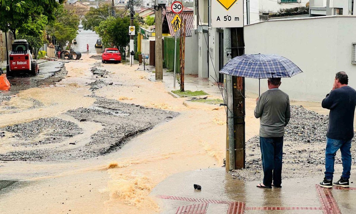 Rua José Moreira, no Tirol, ficou danificada com a chuva forte registrada de domingo até a manhã de ontem
- (crédito: Edésio Ferreira/EM/D.A Press)
