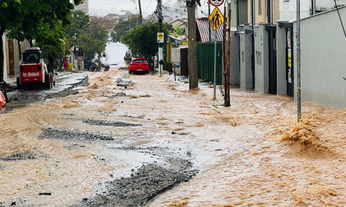 A volta da chuva ocorre enquanto Belo Horizonte está sob alerta para pancadas acompanhadas de raios e rajadas de vento - (crédito: Edésio Ferreira/EM/D.A Press)
