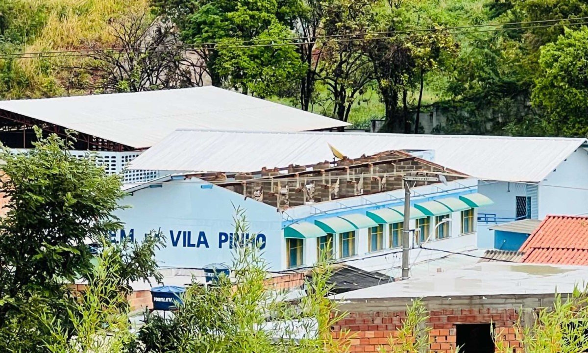 Força do vento durante tempestade fez com que o telhado da Escola Municipal Vila Pinho, no Barreiro, caísse sobre casas vizinhas - (crédito: Edésio Ferreira/EM/D.A Press)