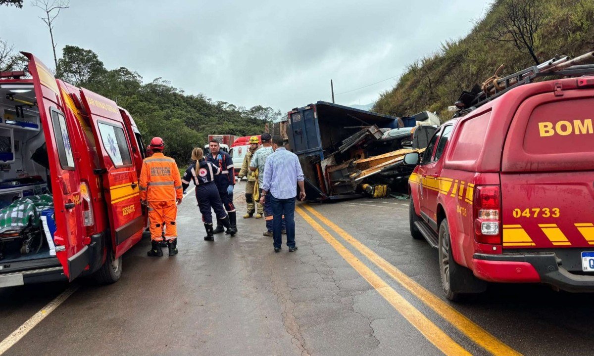 Caminhão tombado na BR-356 deixa seis feridos em Ouro Preto - (crédito: Divulgação/CBMMG)