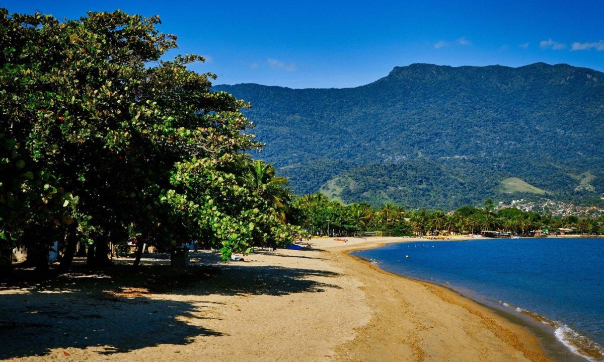 Entre o mar e a Mata Atl&acirc;ntica, a Praia do Perequ&ecirc; &eacute; um dos cart&otilde;es-postais de Ilhabela