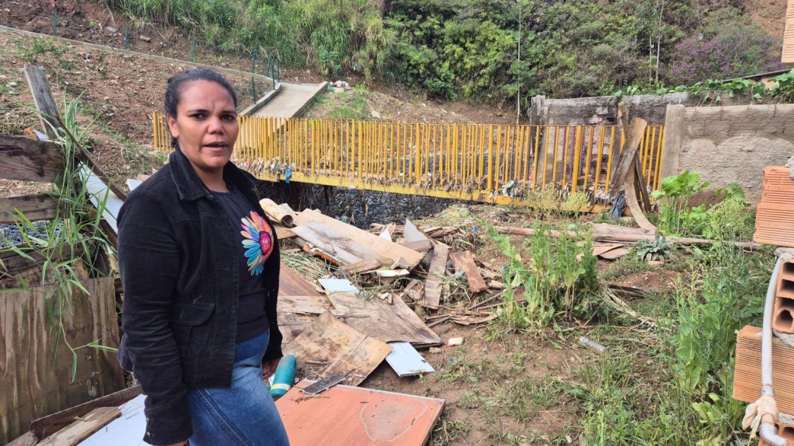 Valdiceia afirma que um muro de arrimo teria sido atingido pela for&ccedil;a da &aacute;gua, provocando uma sequ&ecirc;ncia de danos em im&oacute;veis pr&oacute;ximos